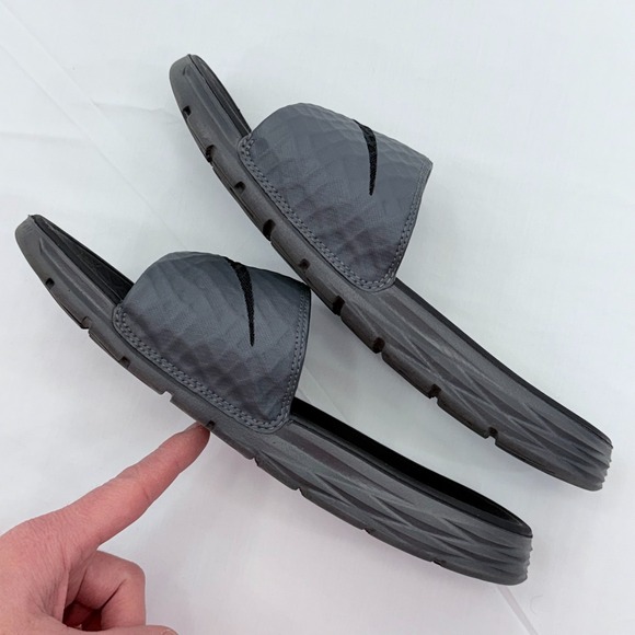 Nike Benassi Solarsoft Slides Mens 8 US Sandals Grey Black  Comfort 705474-090 - Picture 7 of 8
